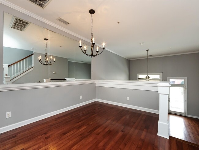 Building Photo - 4936 S Hill View Dr