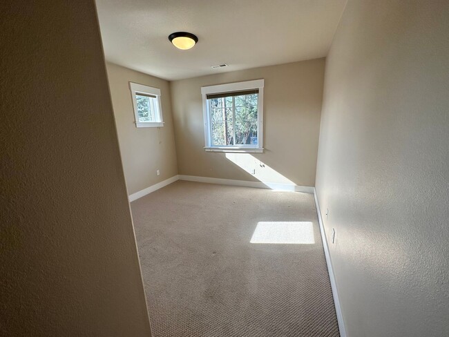 Building Photo - Super Cute 3 Bedroom with Bonus/Office in SE Portland Home!