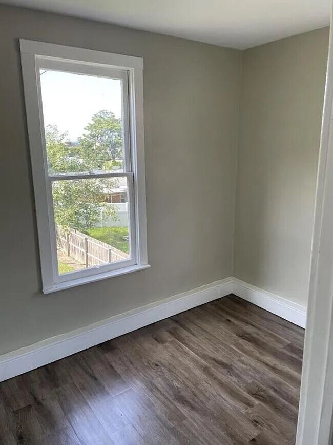 Building Photo - 3-bedroom, 1 full bath Victorian home in Newport, PA