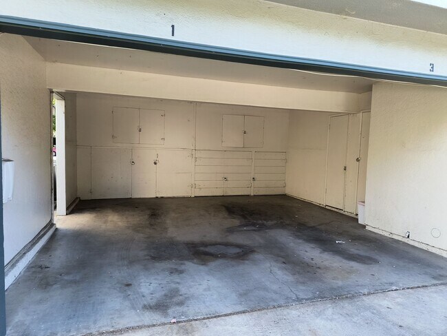 Building Photo - AVAILABLE NOVEMBER 1ST! Cute updated 2 bed...