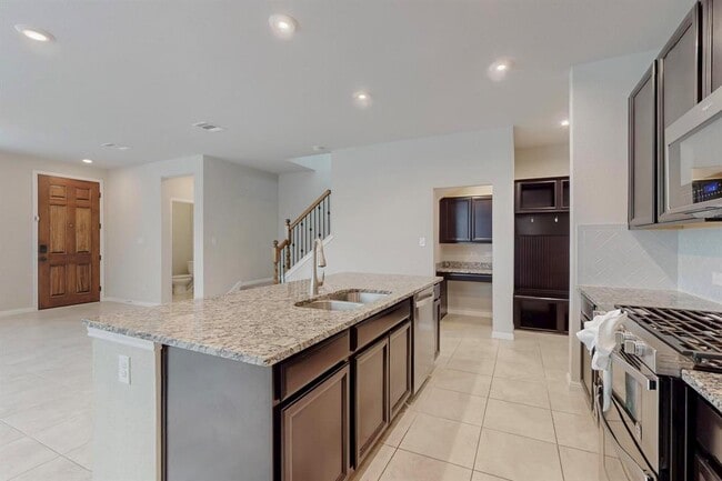 Building Photo - 2908 Harvester Ln