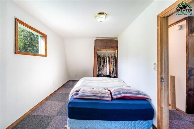 Building Photo - Century 21 Gold Rush - 2 bed, 1 bath (Fair...