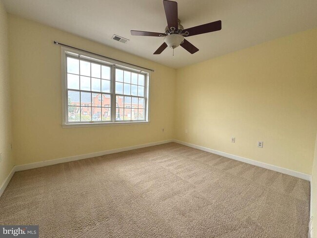 Building Photo - 6924 Fairfax Dr