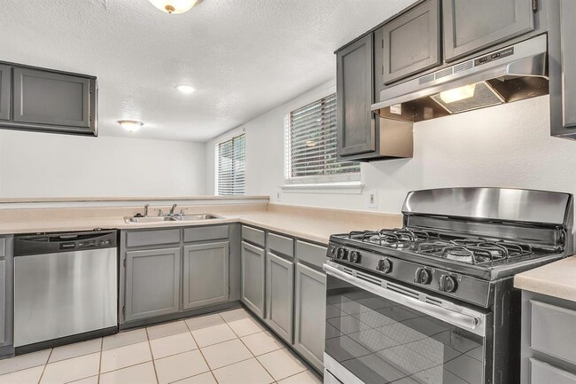 Building Photo - 9611 Meadowheath Dr