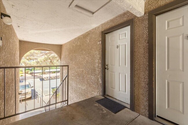 Building Photo - Beautiful 1 Bedroom 1 Bath Condo - Move In...