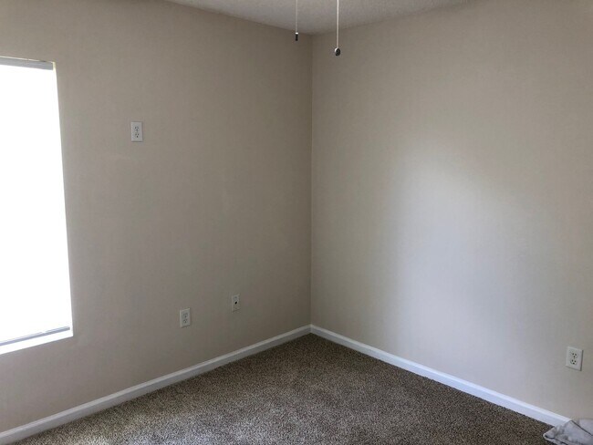 Building Photo - Large 5 Bedroom, 3 Bathroom Single Family ...