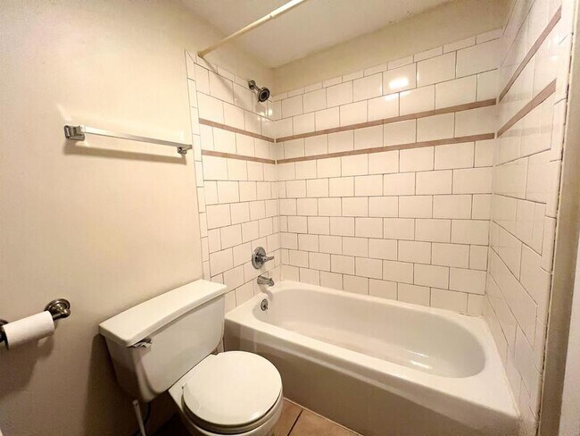 Building Photo - 867 Browning Ave