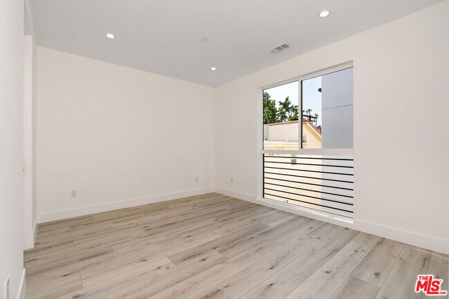 Building Photo - 15328 Weddington St