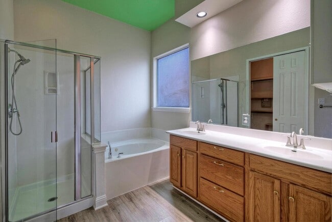 Building Photo - 3912 Coopers Hawk Cove