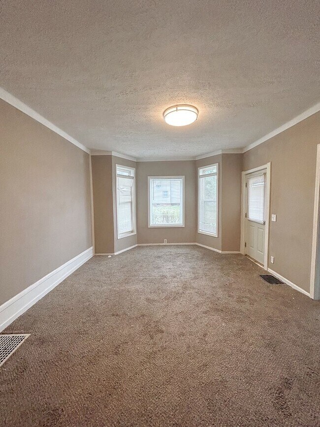 Building Photo - Linwood Corner