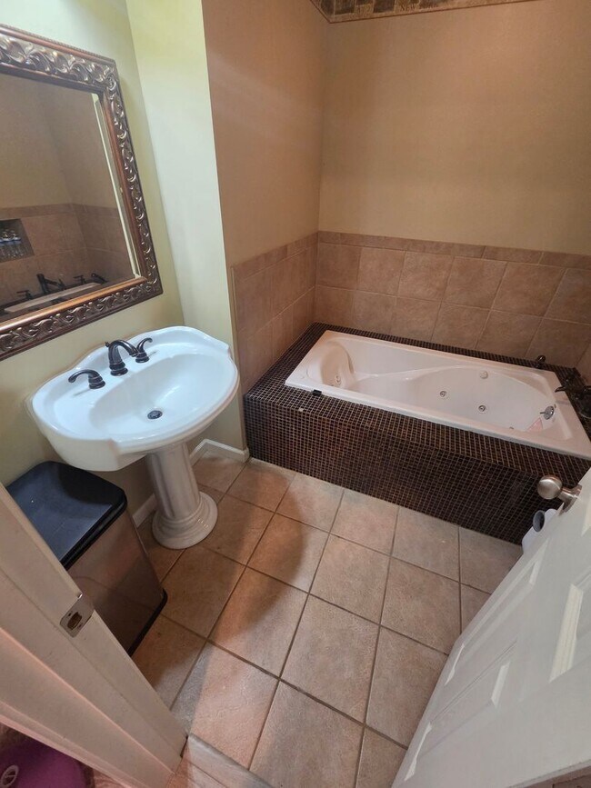 Building Photo - 4 Bedroom 3.5 Bathroom Duplex