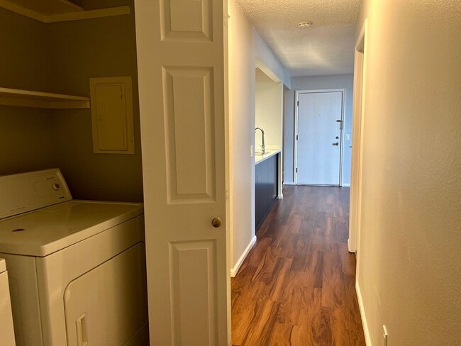 Building Photo - 2 Bedroom 2 Bathroom Aurora Condo!