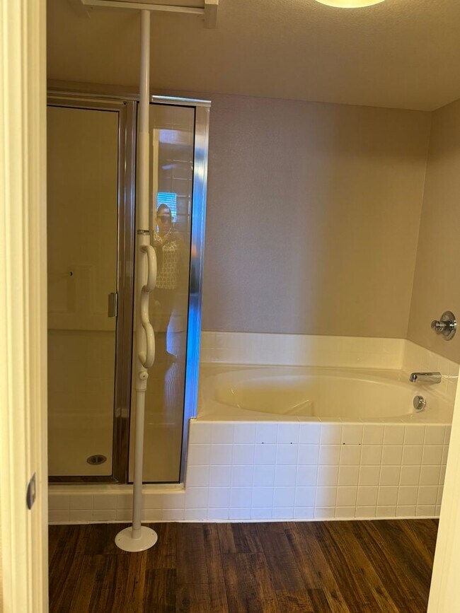 Building Photo - Spacious 2 bedroom 2 bath ground floor uni...