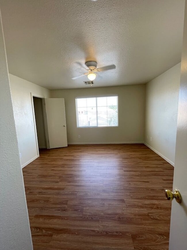 Building Photo - MOVE-IN READY 4BR/3BA SINGLE FAMILY HOME I...