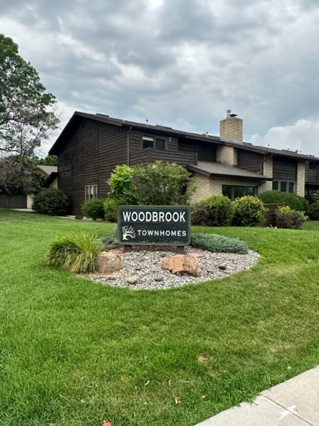 Building Photo - Beautiful Townhome