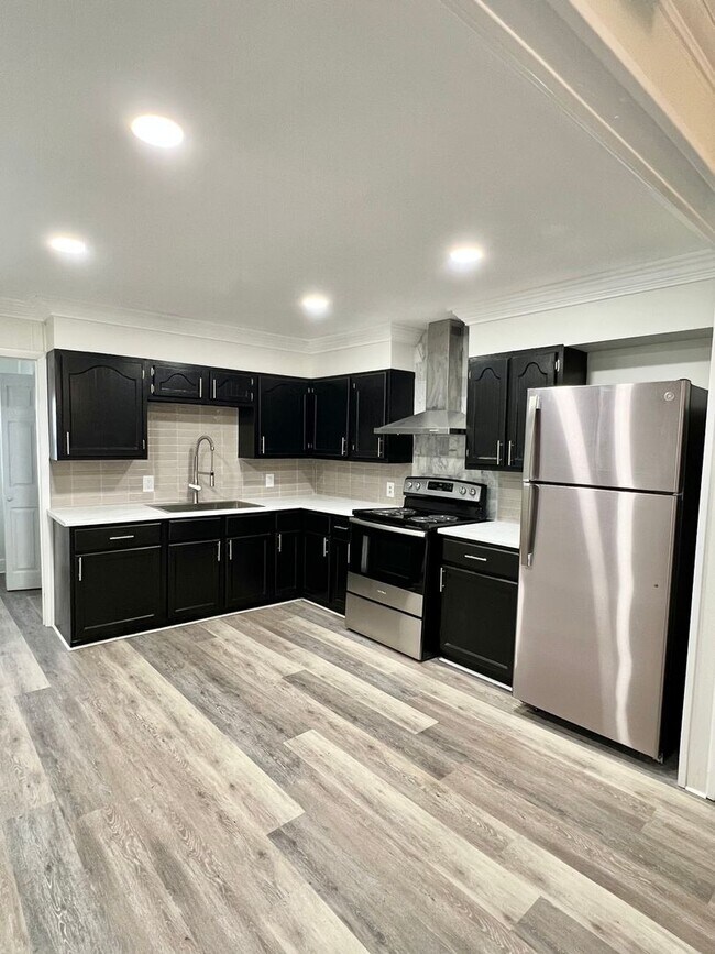 Building Photo - 3 Bedroom 2 Bath City Home Available