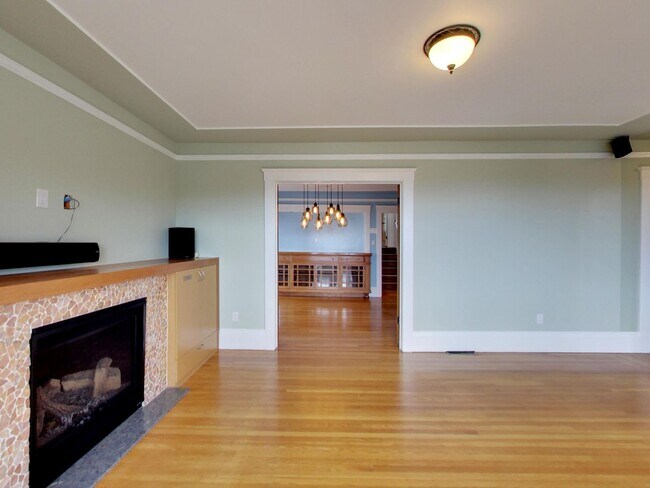 Building Photo - Stunning 4BR/3BA Home with Office, Laundry...