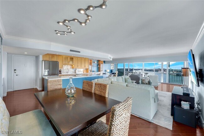 Building Photo - 250 Park Shore Dr
