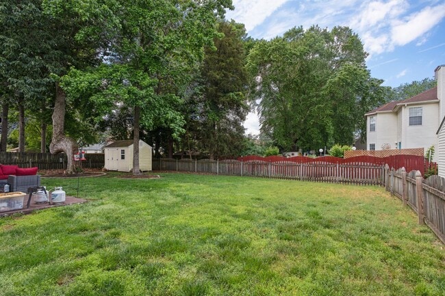 Building Photo - Spacious 4 BDRM 2.5 BA