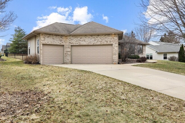 Building Photo - 9621 Shadow Wood Dr