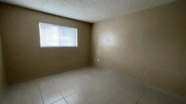 Building Photo - 250 Palm Cir W