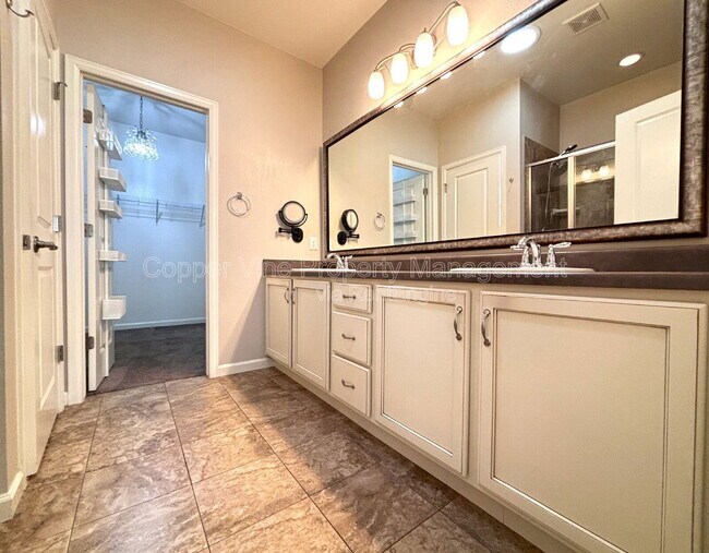 Building Photo - 900 Treece St