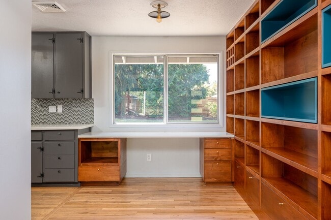 Building Photo - Charming Mid-Century Home in Lake Oswego S...