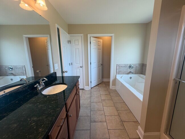 Building Photo - 2850 Foxcroft Cir