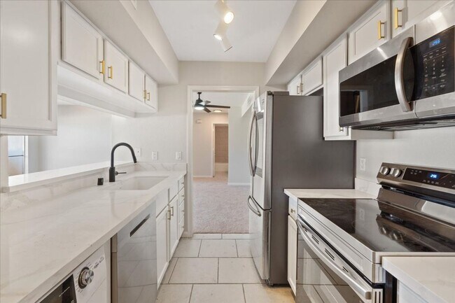 Building Photo - 669 Oakmont Ave