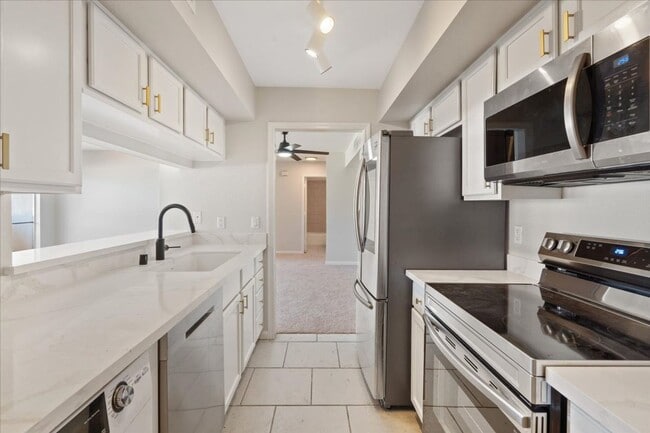 Building Photo - RENOVATED 3BD/2BA LV COUNTRY CLUB GUARD GATED