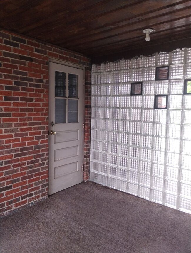 Building Photo - Quaint Duplex with a private Basement, Garage Space & Patio