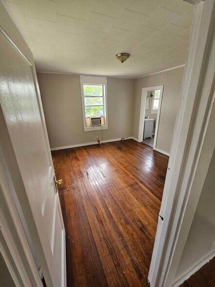 Primary Photo - 209 S Walnut Ave