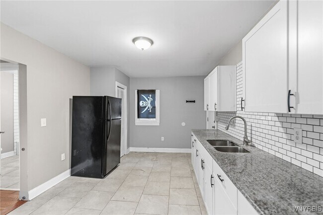 Building Photo - 2342 Seneca St