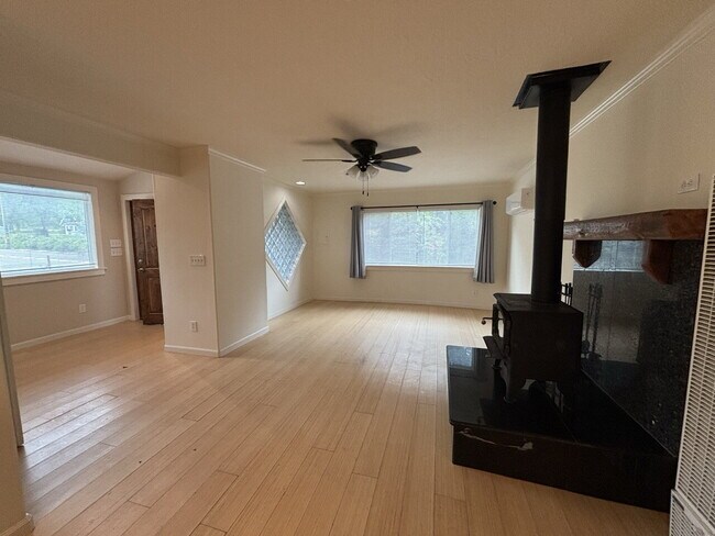 Building Photo - Ideally located 3/2 home in Placerville for rent