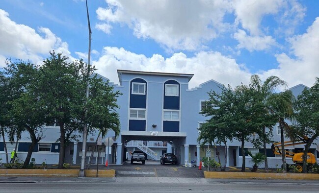 Interior Photo - Kina Hialeah