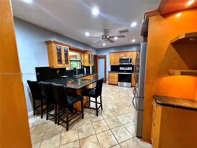 Building Photo - 1915 Country Club Prado