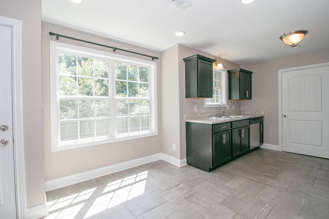 Building Photo - 209 Azalea Dr