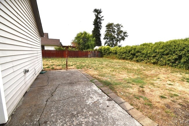 Building Photo - Huge Two Story Home