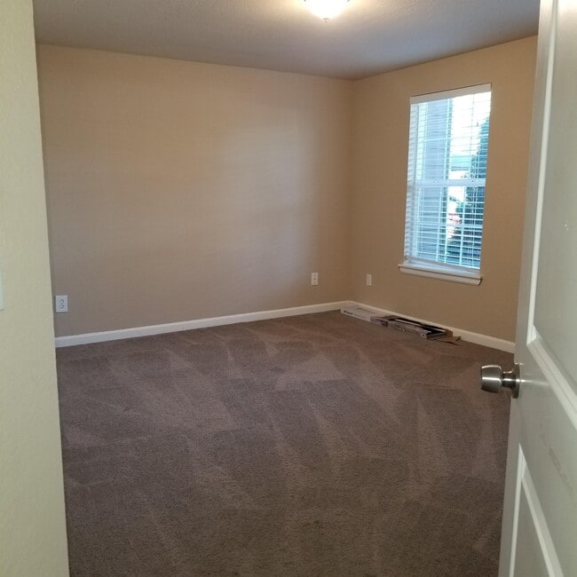 Building Photo - 9917 Holly Dr