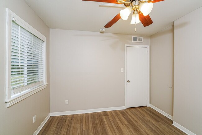 Building Photo - 209 Woodward Dr