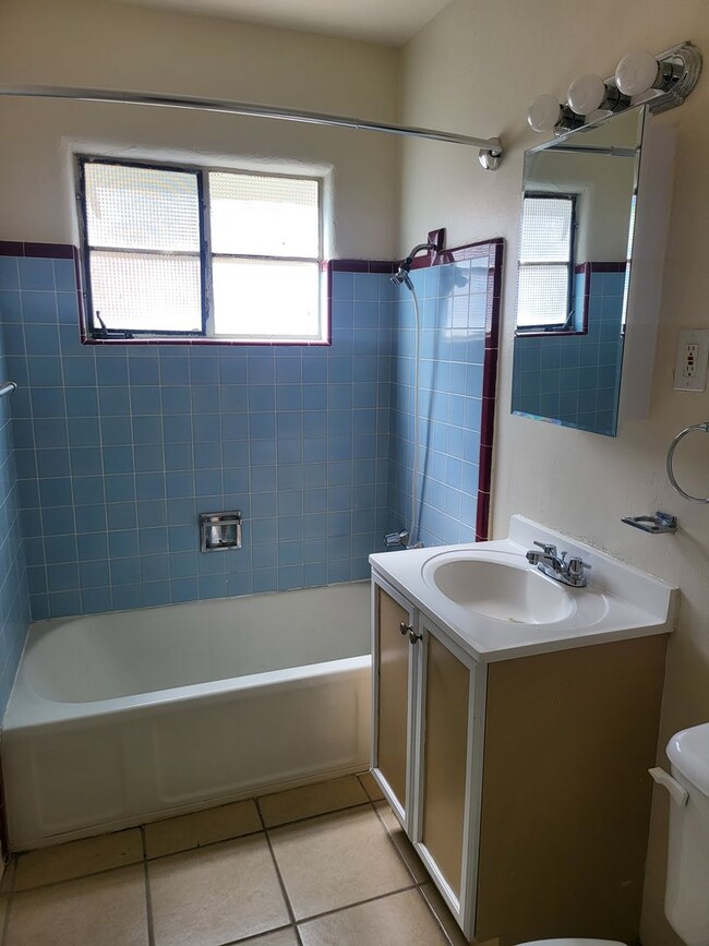 Building Photo - 324 Monroe St NE