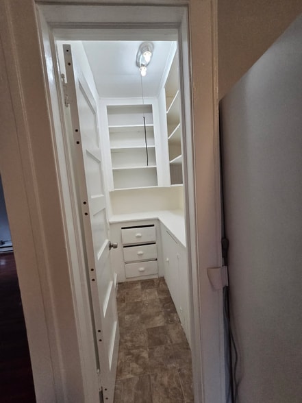 Building Photo - 54 Crown St