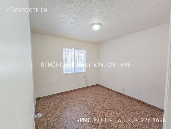 Building Photo - 7 Dovecote Ln