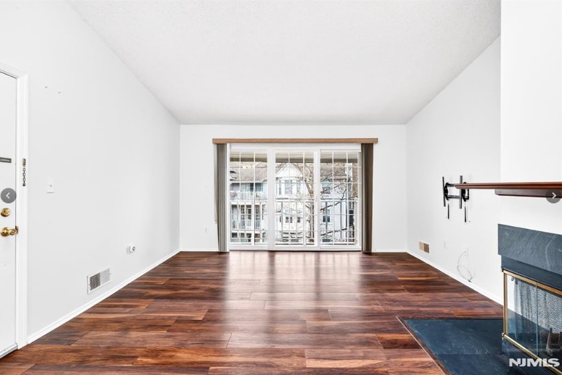 Building Photo - 556 Holly Ct