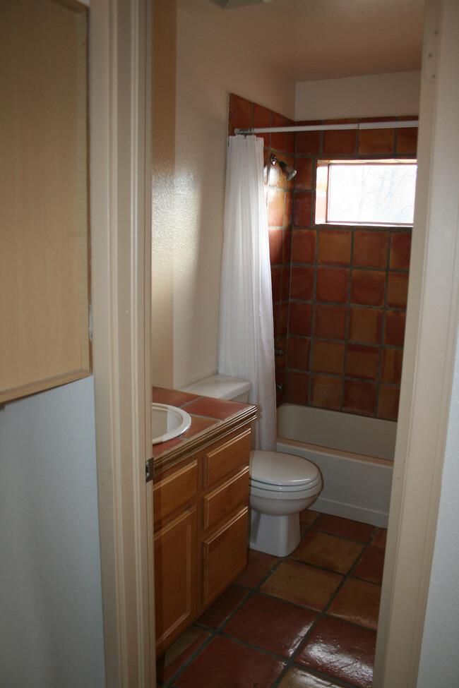 Full Bath - 827 N El Paso St