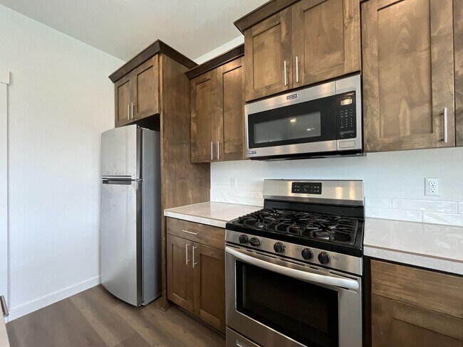 Building Photo - Stunning 3 Bedroom with Bonus Room | Solar Panels, Stainless Steel Appliances & Fenced Backyard