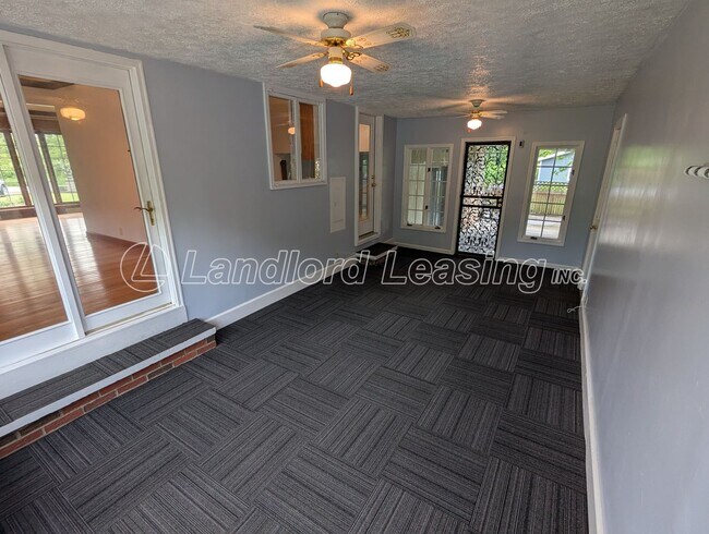 Building Photo - Spacious Split-Level Home in Columbia Stat...
