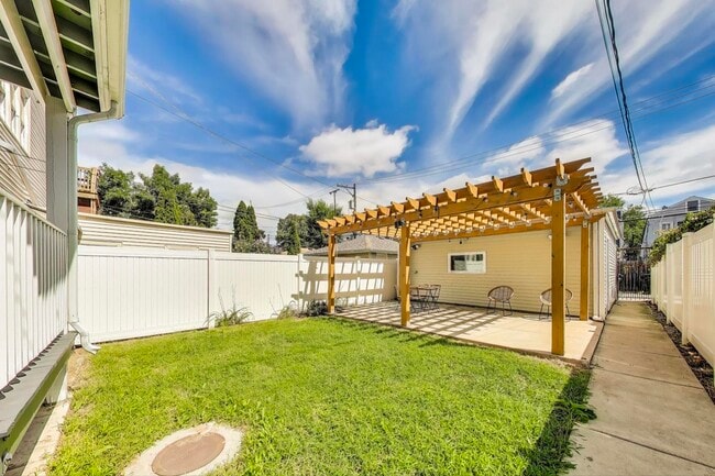 Building Photo - 3043 N Monticello Ave