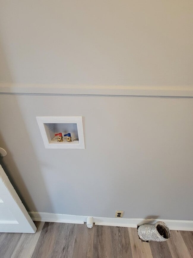 Building Photo - Great 3 bed 1 bath home coming in August!