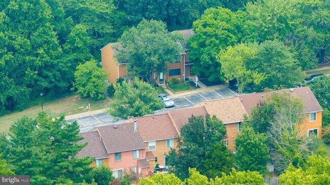 Building Photo - 1025 Commanders Way N